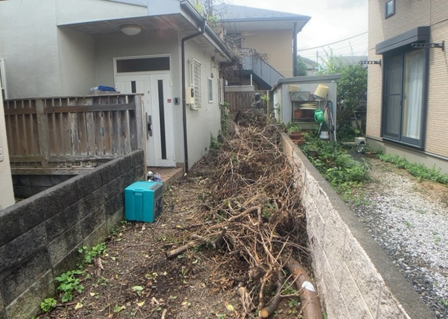 【外観】 | 現地に行くなら、物件の周囲の地形がどうなっているかを見ることも大切です。周辺より低くなっている土地では、大雨などで水が集まりやすいため、地盤が弱くなっているということも考えられるため、注意が必要です。