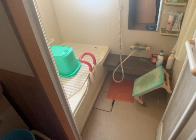 【浴室】 | 入浴時の快適さも大事なことですが、綺麗な状態を維持できなければ気持ちよく入浴できません。毎日の掃除が楽という点は大事なポイントになります！カビが生えにくく掃除がしやすい、壁や浴槽を選ぶといいでしょう。