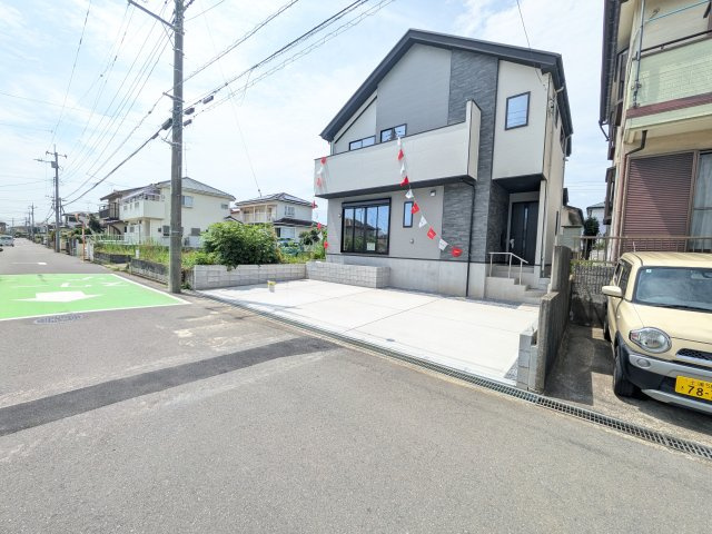 牛久市神谷　9期　新築戸建ての前面道路含む現地写真|陽当たりや敷地の広さをご確認できます！
本日のご見学も可能です♪
お気軽にお電話またはお問い合わせください。
