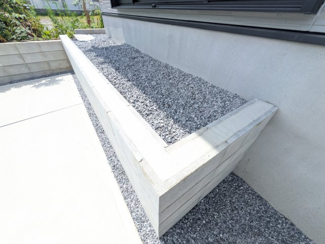牛久市神谷　9期　新築戸建ての庭|リビングに明るい光を届ける広々とした南庭。
お子様の遊び場やペットのスペースとしても最適です。
室内外で心地よい暮らしが叶います。