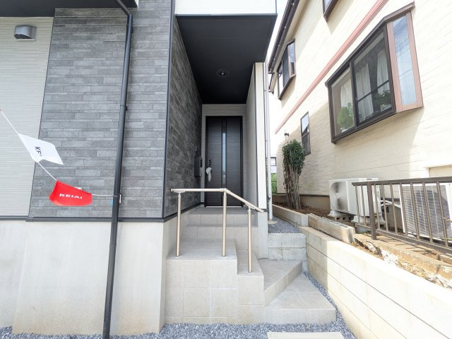 牛久市神谷　9期　新築戸建ての玄関|お洒落な玄関ドアと洗練された外壁デザイン。家の顔にふさわしい上質な佇まいで、ご家族やお客様を迎えます。