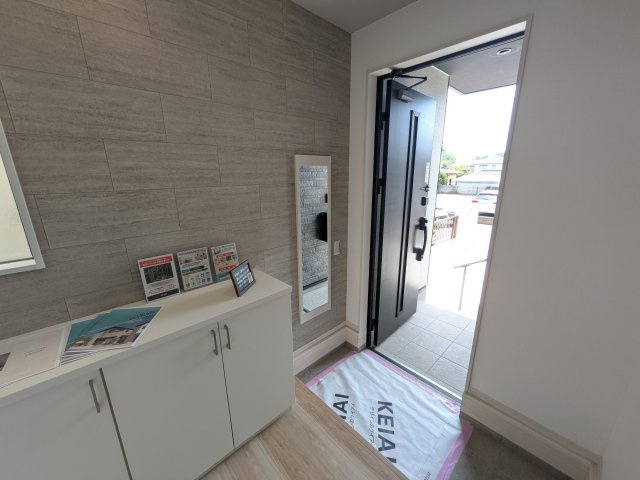 牛久市神谷　9期　新築戸建ての玄関|家族全員の靴がスッキリ片付く大容量シューズボックス完備。
お客様を気持ちよく迎えられる、明るく清潔感あふれる玄関です。