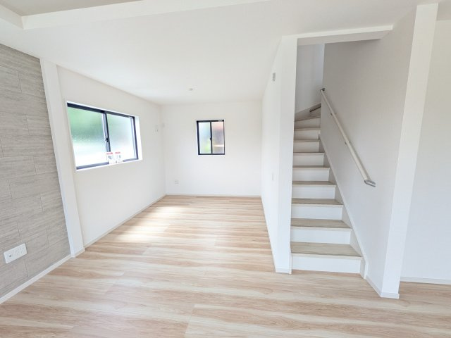 牛久市神谷　9期　新築戸建ての洋室|リビングと繋がる多目的スペース。リビングイン階段で2階へ行くときに必ずリビングを通るため、自然と顔を合わせる機会が生まれます。日当たりも良好です♪