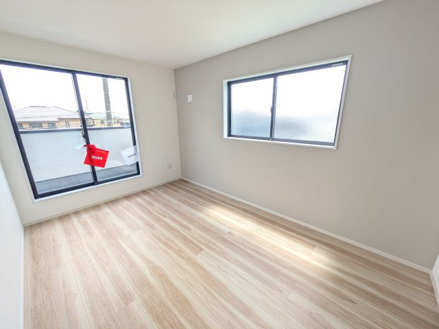 牛久市神谷　9期　新築戸建ての洋室|バルコニーに面した２面採光で明るく開放的な洋室です。
デザイン性の高いアクセントクロスで、落ち着いた雰囲気を演出。収納力たっぷりのWIC完備で、室内をすっきりと保てます♪