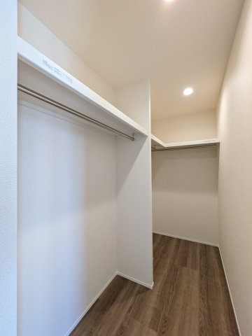 リーブルガーデン知多市日長台第2の収納|2階洋室の大容量ウォークインクローゼット。収納家具いらずで空間を広々お使いいただけます。衣類をハンガーで収納できるので、整理整頓しやすく、外出前の身支度の際も便利♪