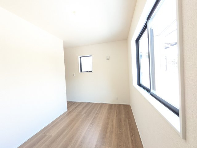 リーブルガーデン知多市日長台第2の洋室|1階5帖の洋室はプライベートなお部屋としてお使いいただける居室！ウォークインクローゼット収納があるのも嬉しい。
