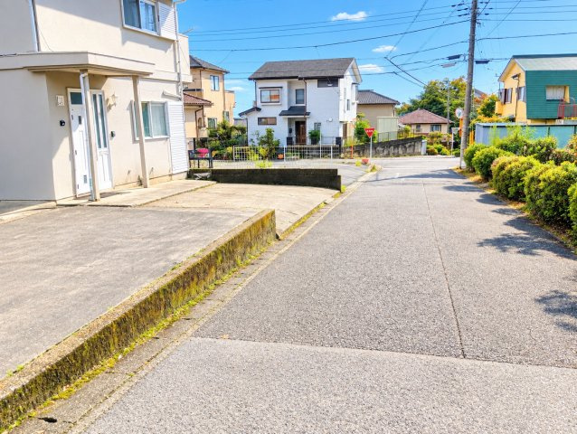 売土地　富士市鵜無ケ淵の前面道路含む現地写真|閑静な住宅地に位置しています。緑も多く自然を身近に感じる事が出来ます。