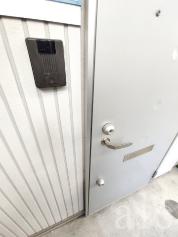 新宿区上落合２丁目のアパートのセキュリティ|カギ穴が2ヶ所。複雑な鍵穴のディンプルキーになっています。