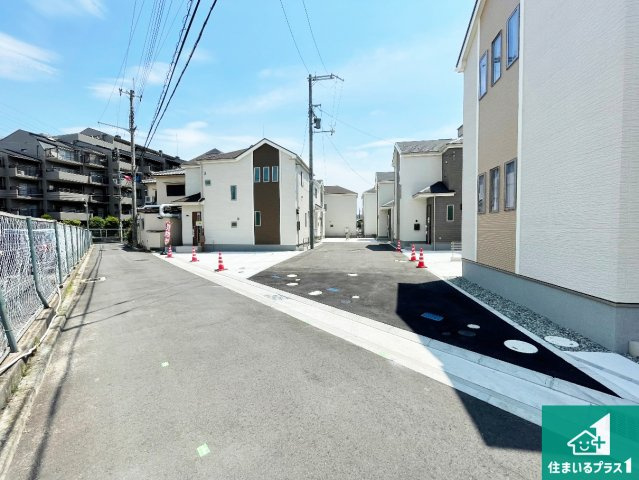 5日(土)6日(日)現地ご見学可能！　尼崎市西昆陽　全7邸の前面道路含む現地写真|周辺は閑静な住宅街！前面道路広々で車の出し入れも便利です。駐車が苦手な方でも安心して車庫入れできます！