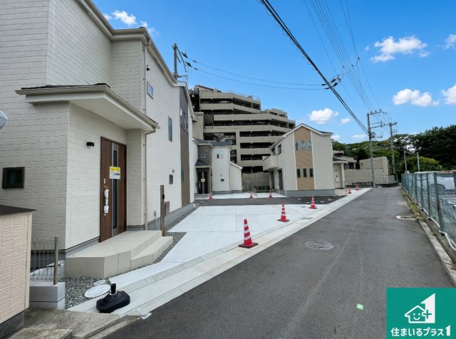 ■3日(土)4日(日)現地ご見学可能！　尼崎市西昆陽　全7邸の前面道路含む現地写真|周辺は閑静な住宅街！前面道路広々で車の出し入れも便利です。駐車が苦手な方でも安心して車庫入れできます！