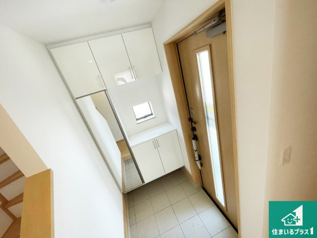 ■26日(土)27日(日)現地ご見学可能！　尼崎市西昆陽　全7邸の玄関|シューズボックスにはたくさんの靴が収納できるので玄関周りはいつもスッキリ！ご家族が増えても安心！
