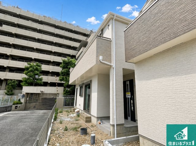 ■尼崎市西昆陽　新築一戸建ての前面道路含む現地写真|周辺は閑静な住宅街！前面道路広々で車の出し入れも便利です。駐車が苦手な方でも安心して車庫入れできます！