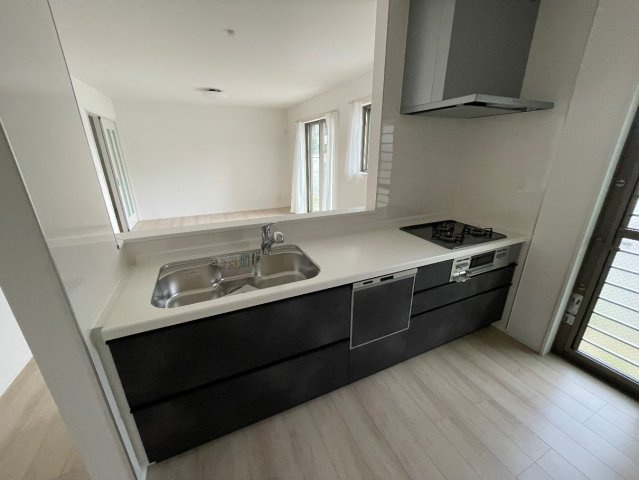 ■尼崎市西昆陽　新築一戸建てのキッチン|リビングと統一感があり、使い勝手のいいキッチン。広々としているので、二人並んで作業が出来ちゃいます。お子様と一緒に色々なお料理に挑戦できるスペースがあります。
