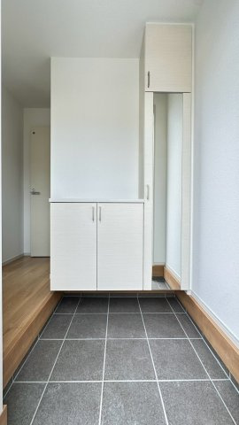 寝屋川市成田東が丘の玄関|身支度をととのえるのに便利な全身鏡付き！