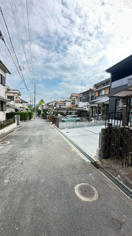 寝屋川市成田東が丘の前面道路含む現地写真