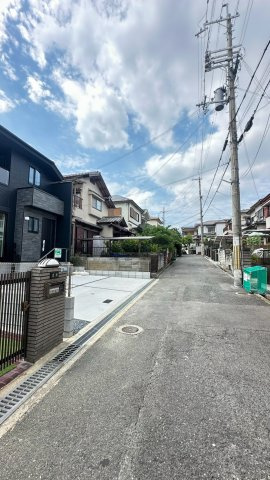 寝屋川市成田東が丘の前面道路含む現地写真