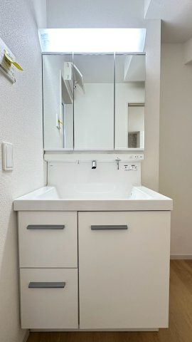 寝屋川市成田東が丘の独立洗面台|明るい三面鏡付きの洗面化粧台です。