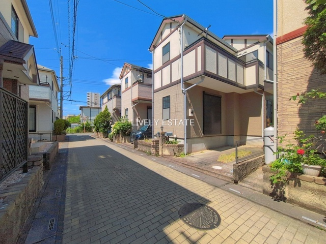 草加市瀬崎4丁目 中古戸建の前面道路含む現地写真