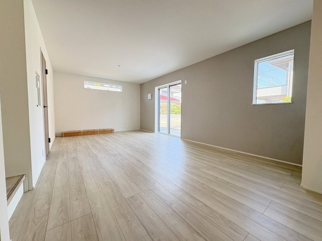 三郷市鷹野1丁目　新築戸建　全2棟　1号棟の居間・リビング|同施工会社の参考写真になります。
