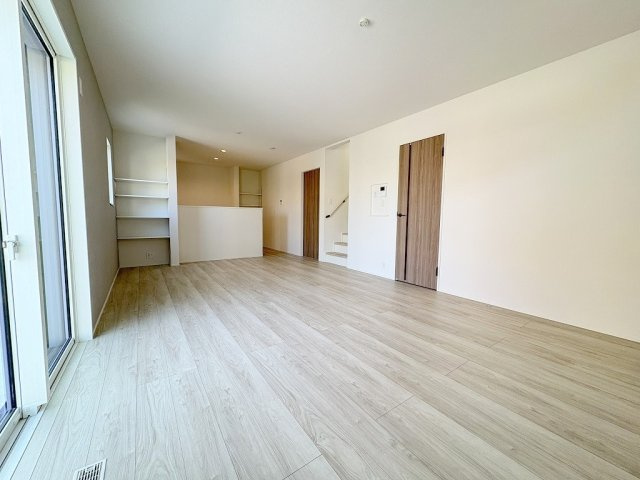 三郷市鷹野1丁目　新築戸建　全2棟　1号棟の居間・リビング|同施工会社の参考写真になります。