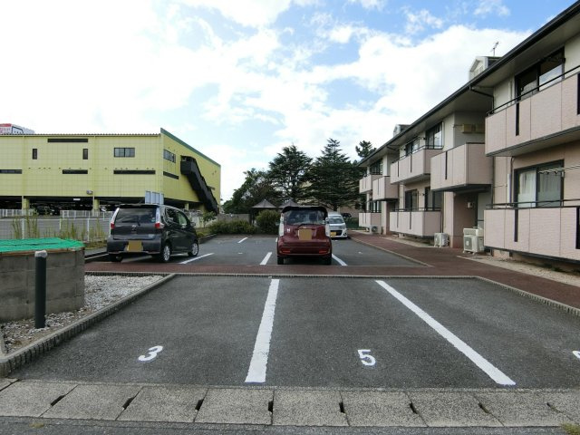 リバーポートリョウの駐車場