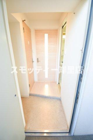 ラピスラズリの玄関|収納もある玄関です