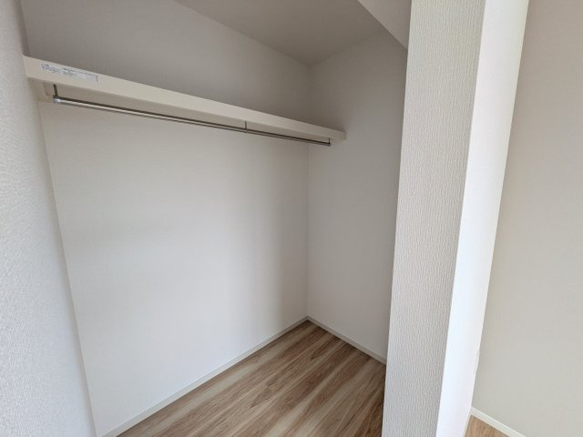 牛久市田宮　6期　新築戸建ての収納|大容量のウォークインクローゼット。衣類はもちろん、スーツケースや季節の家電もまとめて収納でき、居室空間をすっきりと保ちます。