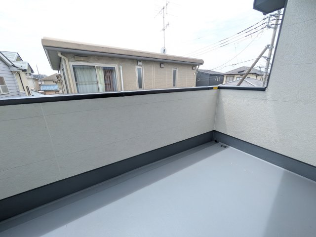 牛久市田宮　6期　新築戸建てのバルコニー|洗濯物も布団もまとめて干せるワイド設計。
広々としたワイドバルコニーで、家事の効率が上がり、日々の暮らしが快適になります。