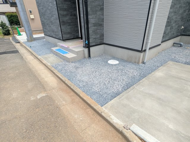 牛久市田宮　6期　新築戸建ての庭|リビングに明るい光を届ける広々とした南庭。
お子様の遊び場やペットのスペースとしても最適です。
室内外で心地よい暮らしが叶います。