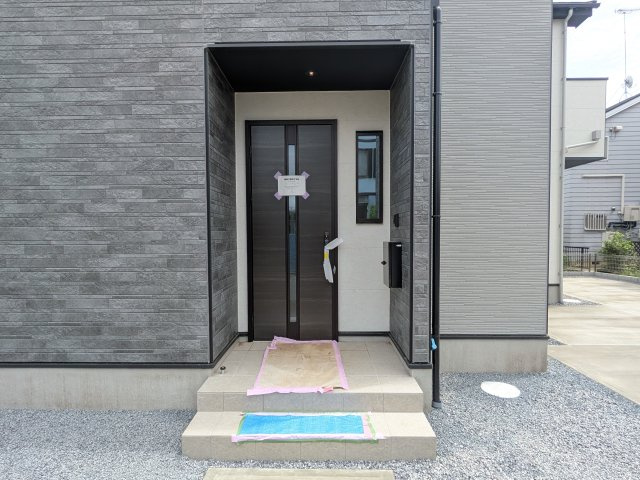牛久市田宮　6期　新築戸建ての玄関|お洒落な玄関ドアと洗練された外壁デザイン。家の顔にふさわしい上質な佇まいで、ご家族やお客様を迎えます。