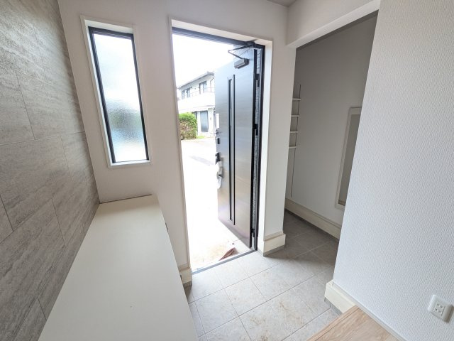 牛久市田宮　6期　新築戸建ての玄関|家族全員の靴がスッキリ片付く大容量シューズボックス完備。
お客様を気持ちよく迎えられる、明るく清潔感あふれる玄関です。