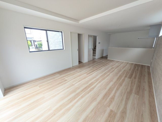 牛久市田宮　6期　新築戸建ての居間・リビング|居心地の良いデザインと機能性を両立。ご友人を招いたり、趣味を楽しんだり、様々なシーンで活躍する団らんの中心地です。