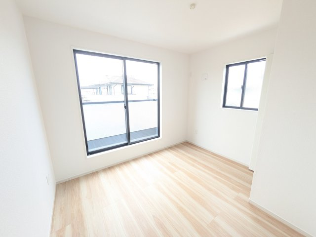 牛久市田宮　6期　新築戸建ての洋室|たっぷり収納と明るい窓で、片付けも気持ち良くできる洋室。
お子様の「自分の部屋が欲しい」という夢を叶えます。