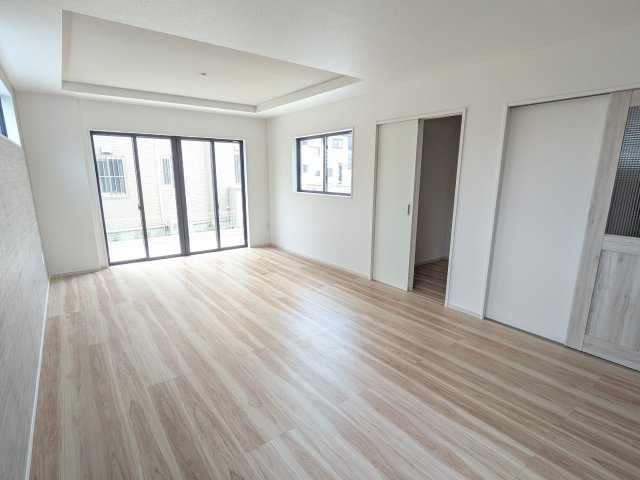 牛久市田宮　6期　新築戸建ての居間・リビング|家族の会話が自然と弾む、広々としたゆとりのLDK。南向きの窓からたっぷりの光が射し込む明るく快適な空間です。