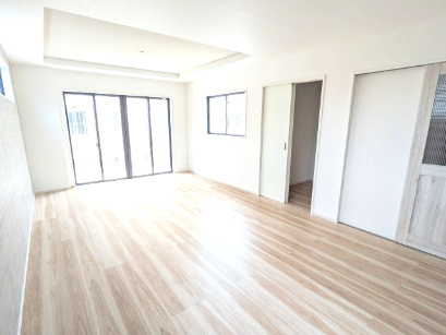 牛久市田宮　6期　新築戸建ての居間・リビング|家族の会話が自然と弾む、広々としたゆとりのLDK。南向きの窓からたっぷりの光が射し込む明るく快適な空間です。