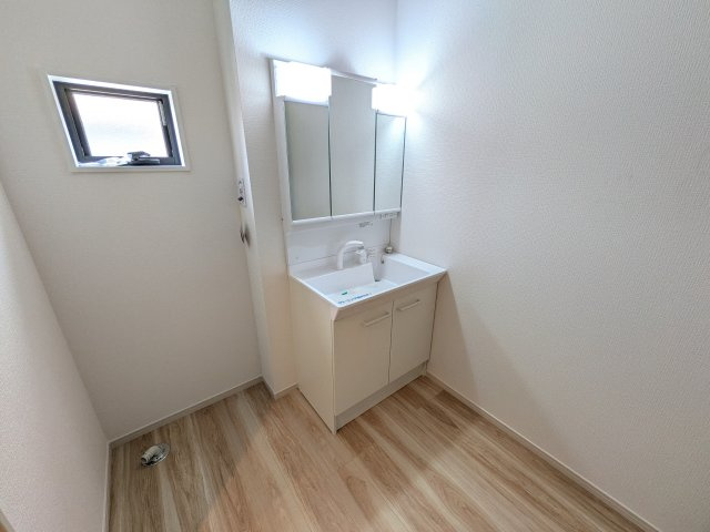 牛久市田宮　6期　新築戸建ての独立洗面台|三面鏡の洗面化粧台はミラー扉の内側がすべて収納スペースになっており、収納力も魅力的です♪
ボックスティッシュも収納可能で、可変トレイは収納物に応じて高さ調整ができます！
取り外して洗えるので清潔です♪