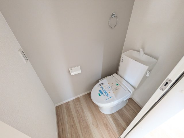 牛久市田宮　6期　新築戸建てのトイレ|高い節水性能で、水道代を大幅にカット。環境とお財布に優しく、家計をしっかりサポートします。
もちろん温水洗浄便座付きです♪