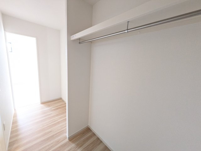 牛久市田宮　6期　新築戸建ての収納|リビングと繋がる多目的収納スペース。引き戸を開ければ広々LDK。