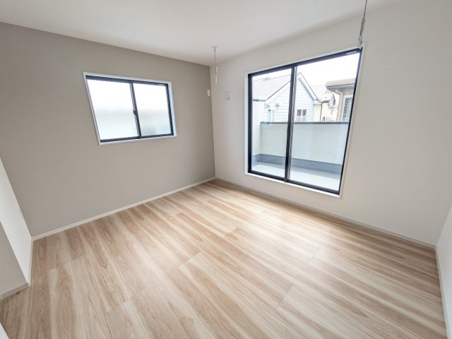 牛久市田宮　6期　新築戸建ての洋室|バルコニーに面した２面採光で明るく開放的な洋室です。
デザイン性の高いアクセントクロスで、落ち着いた雰囲気を演出。収納力たっぷりのWIC完備で、室内をすっきりと保てます♪