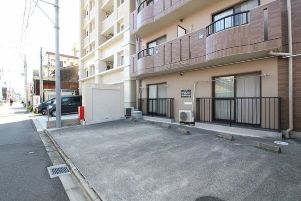 金龍コーポ中村の駐車場
