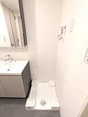 LUMIEC un 入谷の設備|洗濯機置場は排水溝のお手入れをしやすく手前中央に配置し、足高の防水パンです