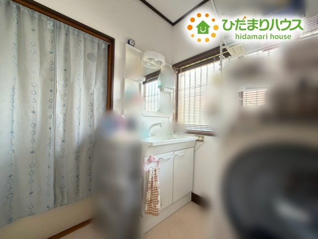 いわき市常磐上湯長谷町釜ノ前　中古戸建　の独立洗面台|キッチンから洗面所へのスムーズな動線で、家事効率倍増！忙しいママに配慮した間取りです。