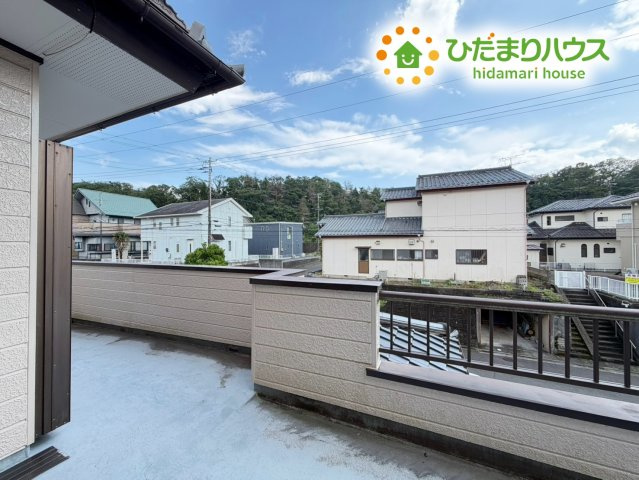 いわき市常磐上湯長谷町釜ノ前　中古戸建　のバルコニー|広々としたバルコニーは、大量の洗濯物を干しても余裕！お布団だって、家族全員分をいっきに干せますね(^O^)