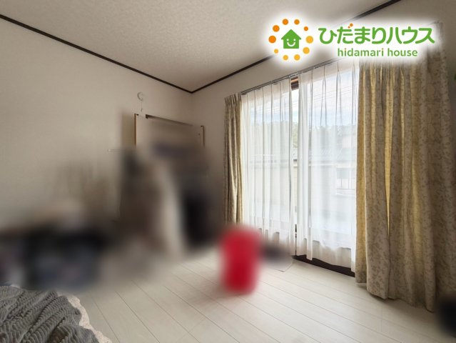 いわき市常磐上湯長谷町釜ノ前　中古戸建　の洋室|ワイドバルコニーに面している居室なので、自然と光が差し込みます