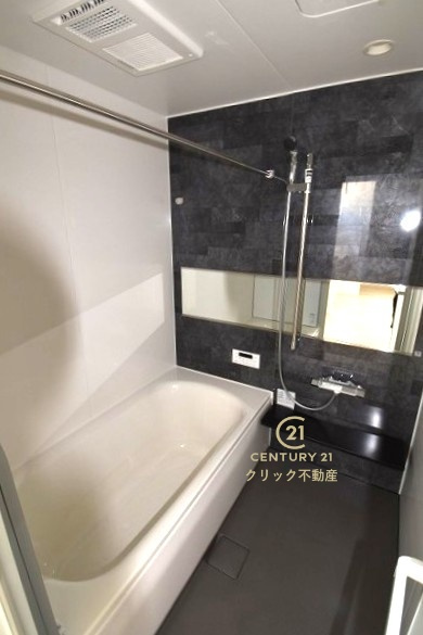 ケイアイフィット　日立市東大沼町　12期 　2の浴室|浴槽への出入りが安全な低床タイプのユニットバスです。洗い場は滑りにくい速乾床ですので、お子様やご高齢の方にも安心です。自動お湯張りに追焚機能付きのオートバスです。