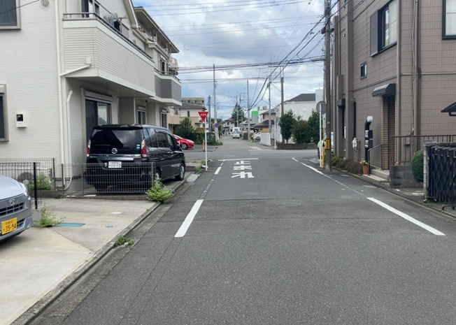 【前面道路含む現地写真】 | 住宅用の土地では前面道路に2m以上接していなければならないと法律で定められています。しかし、お持ちの車のサイズやライフスタイルなどにより、2mでは利便が悪い場合もございますので、事前に確認しましょう。