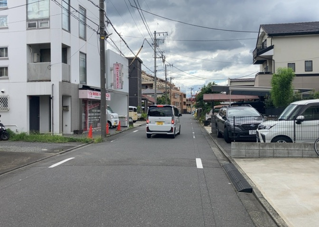 【前面道路含む現地写真】 | 道幅が広い場所は日当たりや風通が良好です。幅が広いのですれ違いも可能ですし大きな車でも駐車可能！一方で、大型車が通ることも多くなるため交通量の増加により騒音に繋がります。また土地の値段が高くなります。