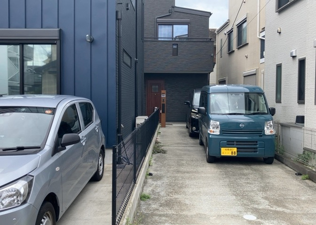 【駐車場】 | 駐車場と明記されていても、最小スペースでつくられた駐車場だと大型車は駐車できなかったり、出入りしにくくなったりする可能性があります。お車のサイズと購入したい物件の駐車場のサイズを現地で確認しましょう。