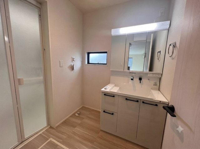 狭山市柏原 中古戸建｜駐車3台可・対面式キッチン、白を基調とした美しい室内、開放感あるLDKの邸宅の脱衣所