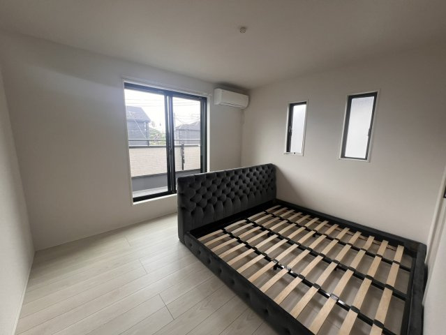 狭山市柏原 中古戸建｜駐車3台可・対面式キッチン、白を基調とした美しい室内、開放感あるLDKの邸宅の洋室